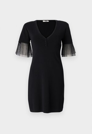 Abito nero con scollo a V profondo e chiusura frontale con bottoni. Presenta maniche corte con dettagli a strati in tulle nero trasparente. Texture liscia.