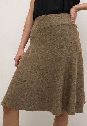 Jupe marron, longueur genoux, en tissu texturé avec une taille ajustée et une silhouette évasée. Les détails de couture rehaussent la forme.