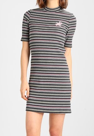 Abito a righe in nero, grigio e bianco con accenti rosa. Collo alto e maniche corte. Presenta un design aderente e una toppa con logo.