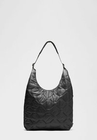 Czarna pikowana torba na ramię o zaokrąglonym kształcie, z teksturowanym sześciokątnym wzorem i pojedynczym paskiem do noszenia.