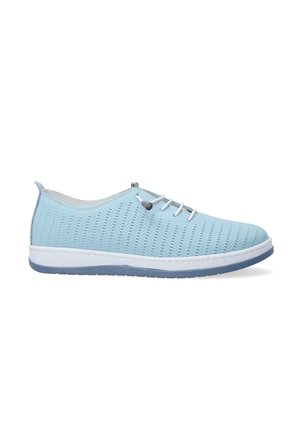 Helle blaue Sneaker mit einem atmungsaktiven Mesh-Obermaterial, weißen Schnürsenkeln, verstärktem Fersenbereich und einer gerillten Gummisohle. Texturierte Oberfläche für Belüftung.
