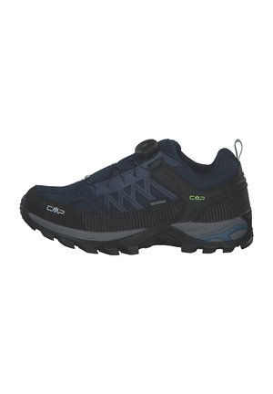 Wasserdichte Wanderschuhe mit Obermaterial aus dunkelblauem Mesh, schwarzer Gummisohle und grünen Akzenten. Verfügt über ein Einstellrad für einen sicheren Sitz.