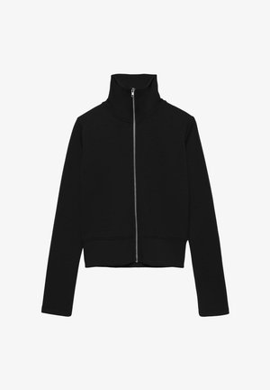 Fekete hosszú ujjú, kivágott dzseki magas gallérral és teljes hosszúságú ezüstszínű első cipzárral, fehér háttéren.