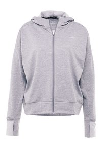Felpa grigia chiara con zip realizzata in materiale morbido. Presenta un cappuccio, dettagli testurizzati sui polsini e un logo riflettente sul petto.
