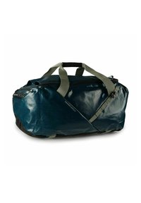 Borsa a duffel resistente di un verde scuro con una finitura lucida e testurizzata. Presenta manici in corda verde, una chiusura con zip e una tracolla regolabile.