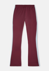 Burgundy träningsbyxor i utsvängd modell, med ljusblå sidostrecker, elastisk midja och en mjuk tygstruktur.