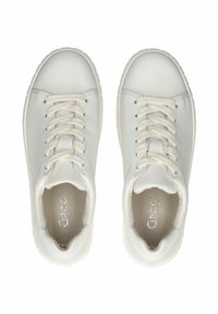 Sneakers bianchi in pelle con una superficie liscia, punta rotonda e sei paia di fori per i lacci. L'interno presenta un sottile particolare di branding.