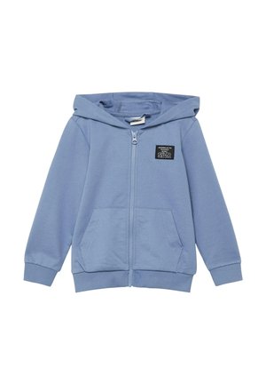 Lichtblauwe hoodie met ritssluiting, voorzakken en een klein zwart label op de borst met witte tekst, ontworpen voor kinderen.