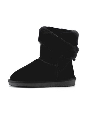 Botte d'hiver noire avec doublure épaisse en fourrure et revers, semelle plate et extérieur semblable au suède, présentée de côté sur fond blanc.