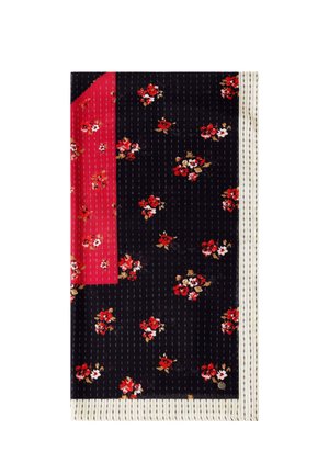 Tissu plié avec un fond noir, des motifs floraux rouges et roses, une section d'angle rouge et une bordure crème avec des rayures noires verticales.