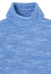 Pull en tricot bleu clair à col roulé avec un motif texturé, présentant un col haut et des détails côtelés sur tout le tissu.