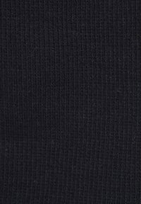 Navyblauer Strickstoff mit feiner Rippstruktur, der eine glatte und gleichmäßige Oberfläche ohne Muster oder Verzierungen aufweist.