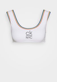 Top corto bianco con scollo rotondo, caratterizzato da strisce multicolori lungo i bordi e un logo centrale nero "ck NYC". Tessuto di texture liscia.