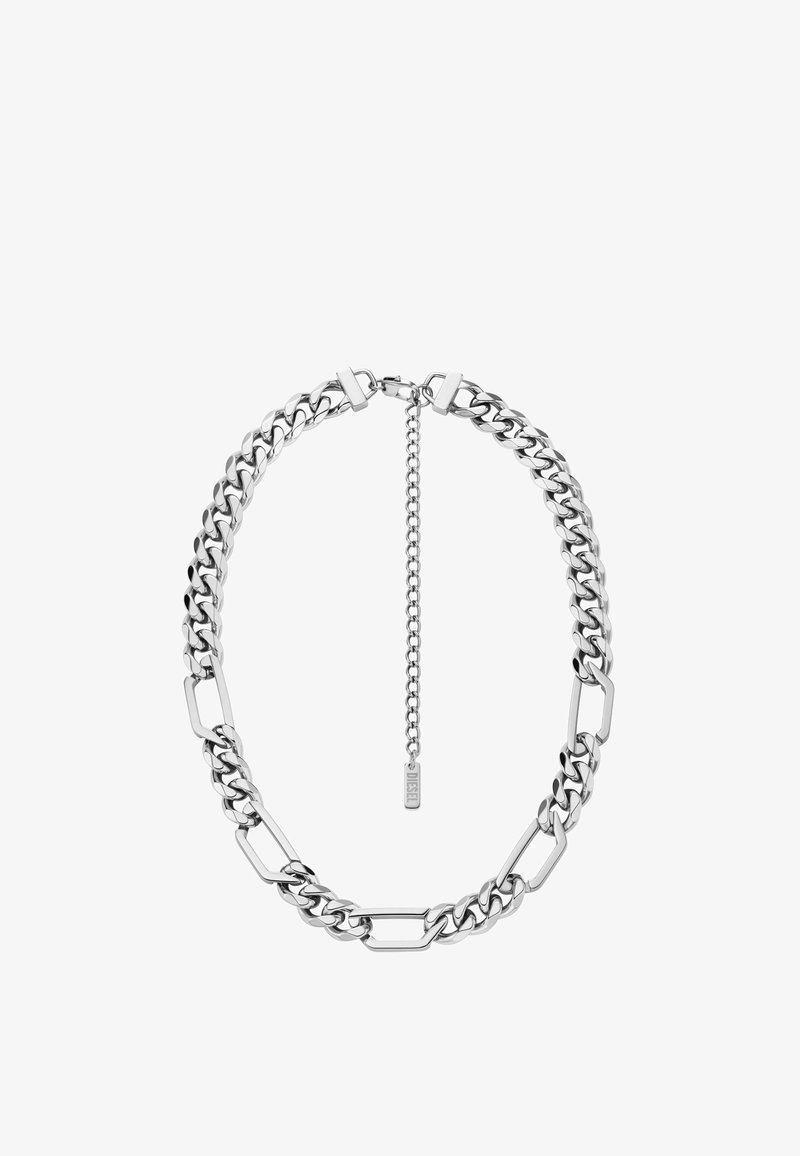 Collier en chaîne en argent présentant un mélange de maillons ovales et rectangulaires. Longueur ajustable avec un petit détail en forme d'étiquette sur la chaîne.