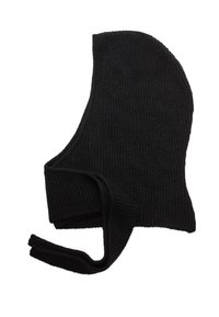 Pletený balaclava v čiernej farbe s ryhovanou textúrou, navrhnutý na zakrytie hlavy a krku, s dlhými šnúrkami na bezpečné zaviazanie.