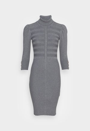 Robe en tricot gris avec un col haut, texture à côtes verticales, corsage rayé et manches bouffantes trois-quarts avec des accents de boutons.