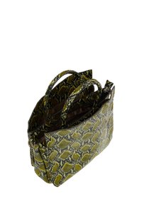 Borsa a tracolla multi-tasche realizzata in materiale con stampa rettile nera e verde, dotata di manici doppi e chiusura a zip. L'interno è foderato in marrone.