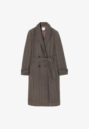 Cappotto marrone a zig zag con colletto a risvolto, bottoni doppi, tasche laterali e una cintura annodata in vita. Tessuto strutturato.