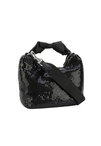 Sac noir en forme arrondie, recouvert de sequins brillants. Équipé d'une poignée en tissu noir et d'une bandoulière réglable. Accents en métal argenté.