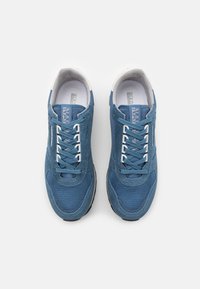 Scarpe da ginnastica blu con design in mesh e suede, punta rotonda, lacci bianchi e suola a contrasto. Texture liscia con il logo sulla linguetta.