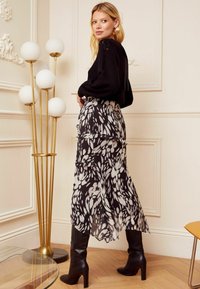 Love & Roses RUFFLE REGULAR FIT - A-vonalú szoknya - black white animal