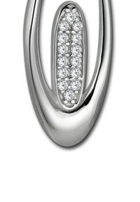 Pendentif en argent présentant une forme ovale allongée avec une section centrale de pierres précieuses claires étincelantes disposées verticalement.