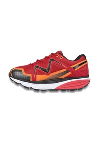 Baskets de sport rouges avec des accents noirs et oranges, tige en maille et synthétique, motif texturé sur l'orteil, semelle rembourrée et système de laçage sécurisé.