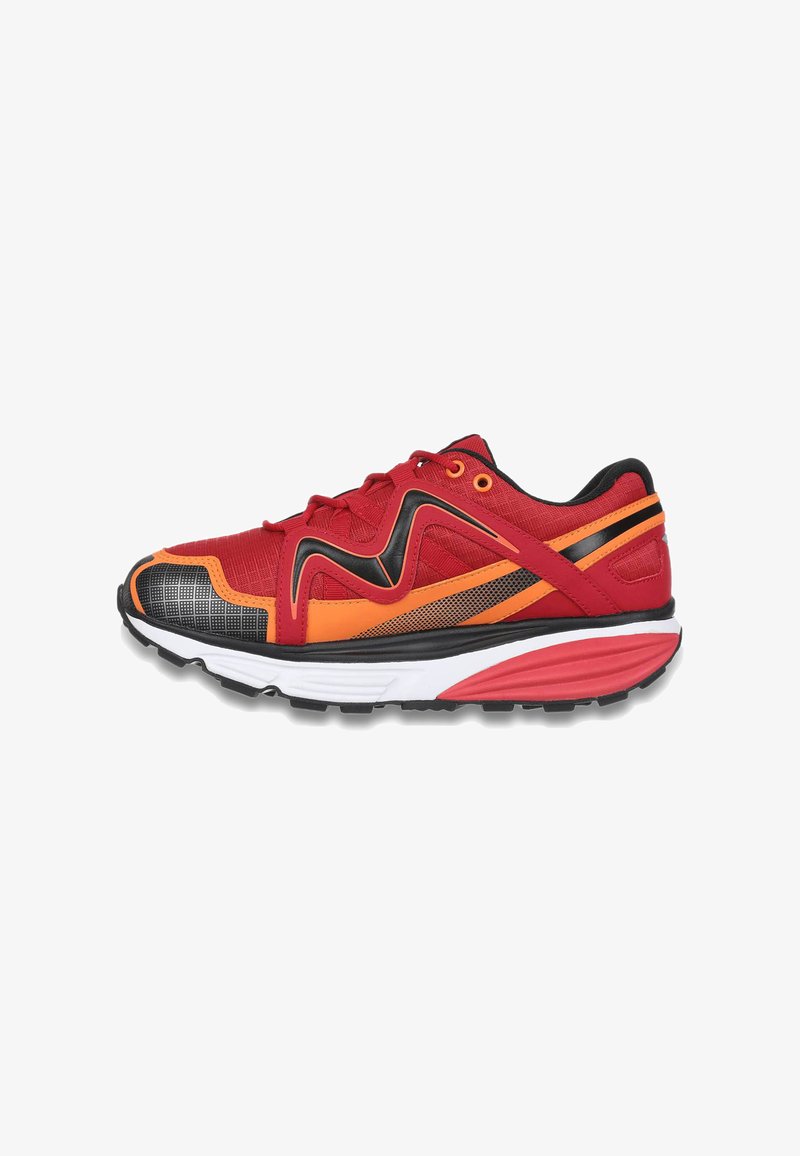 Baskets de sport rouges avec des accents noirs et oranges, tige en maille et synthétique, motif texturé sur l'orteil, semelle rembourrée et système de laçage sécurisé.