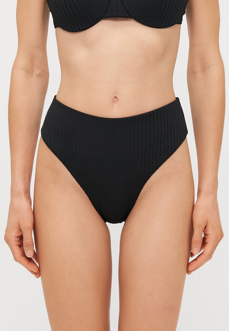 Schwarzes geripptes Bikini-Set mit einem strukturierten Oberteil und Hochbund-Slip. Das Material wirkt glatt mit einem leichten Glanz.