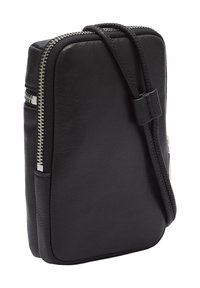 Kleine schwarze Leder-Crossbody-Tasche mit silbernen Reißverschlüssen und einem verstellbaren Tragegurt auf einem weißen Hintergrund.