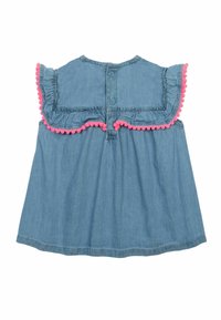 Abito di jeans con scollatura arricciata rifinita con pompon rosa, chiusura con bottoni sul retro e forma ampia e svasata.