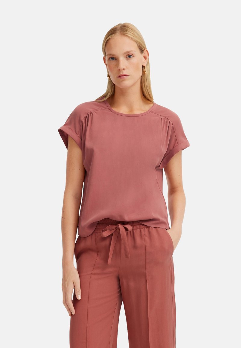 Staubroser, kurzärmeliges Oberteil mit rundem Ausschnitt und gerafften Schulterdetails, kombiniert mit passenden, locker sitzenden Hosen mit Kordelzugbund.