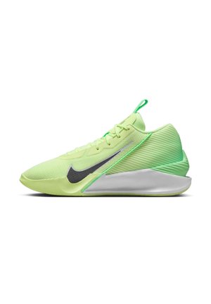 Jasnozielony but do biegania Nike z czarnym logo, teksturowanym piętą i grubą białą podeszwą pokazany w lewym profilu.