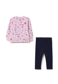 Top de manga larga rosa con estampado de corazones y gráficos de ositos, combinado con leggins de color azul marino. Tejido de algodón suave. Cierre posterior con botones en la parte superior.