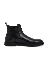 Stivale Chelsea in pelle nera con pannello elastico testurizzato, punta tonda, tacco basso e linguetta per una facile calzata.