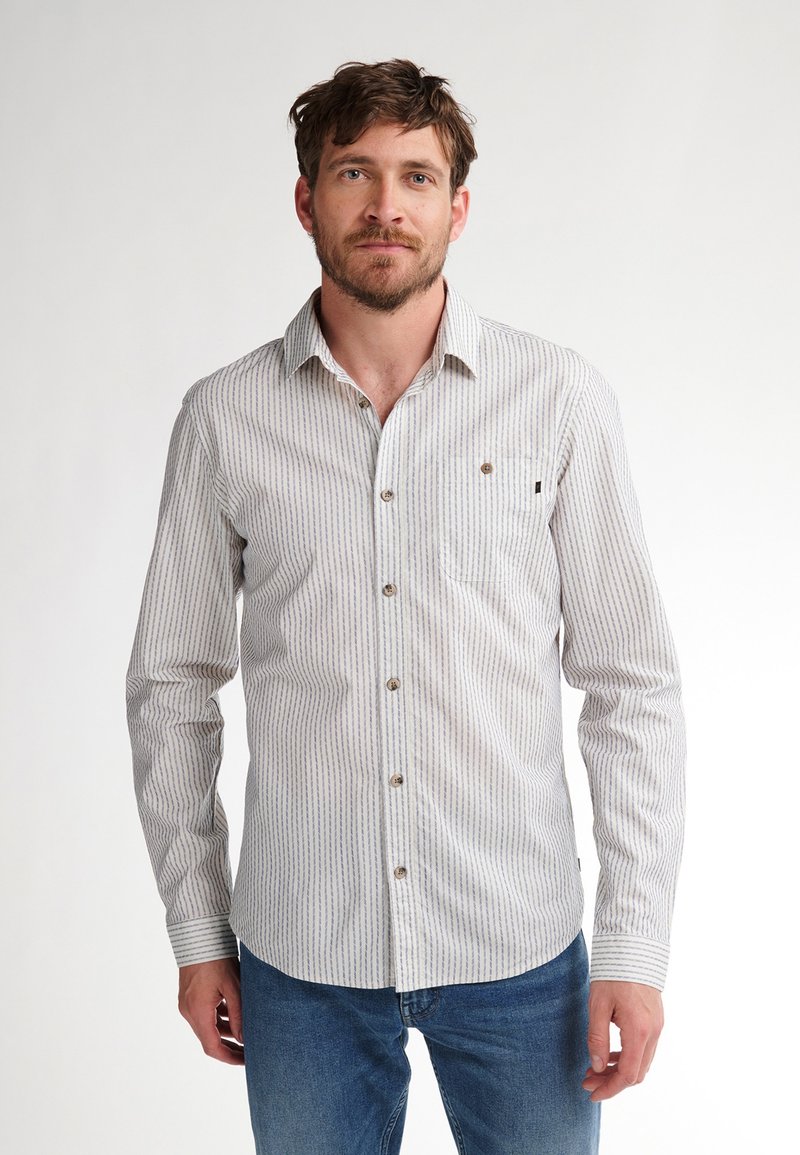 Camicia a righe in tessuto leggero; righe verticali grigie e blu, taschino sul petto, e bottoni marroni; maniche lunghe, design con colletto.