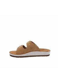 Sandali slide in suede marrone con doppi fori, dettagli in oro e suola imbottita bianca. Soletta testurizzata per il comfort.