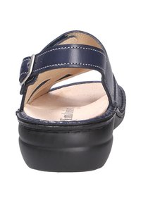 Marine leren sandaal met een brede band en verstelbare gesp. Voorzien van een open achterkant, een tan gekussende inlegzool en een zwarte rubberen zool.