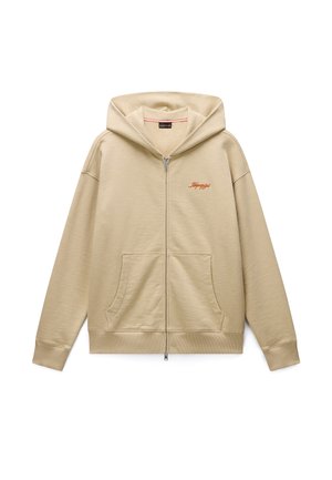 Beige Kapuzenpullover mit durchgehendem Reißverschluss, Fronttaschen, langen Ärmeln, Kapuze und kleinem orangefarbenem "Napapijri"-Logo auf der linken Brust.