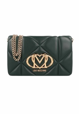 Donkergroene doorgestikte leren handtas met goudkleurige kettingband en groot gouden Love Moschino-logo aan de voorkant.