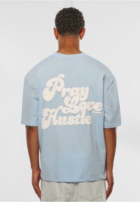 Dropsize OVERSIZE  - Marškinėliai su spaudiniu - baby blue