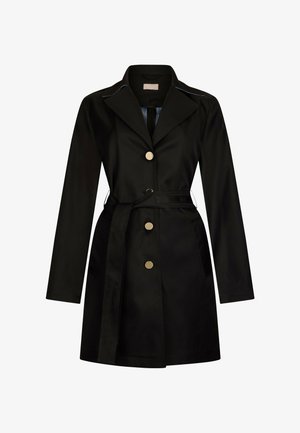 Trench-coat noir longueur genoux avec manches longues, col large, trois boutons dorés sur le devant et une ceinture en tissu assortie nouée à la taille.