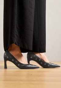 High heels - black