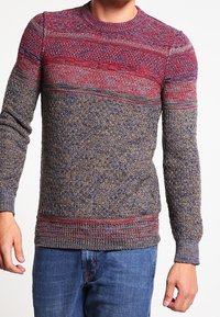 Strickpullover mit Rundhalsausschnitt, mehrfarbigem Muster in rot und blau mit horizontalen Streifen sowie gerippten Bündchen und Saum.