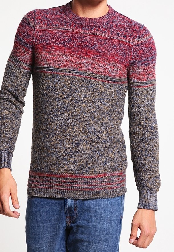 Strickpullover mit Rundhalsausschnitt, mehrfarbigem Muster in rot und blau mit horizontalen Streifen sowie gerippten Bündchen und Saum.
