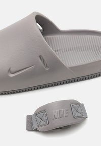 Nike Sportswear CALM MULE UNISEX - Iešļūcenes - flat pewter