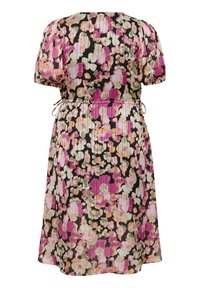 Blumenmusterkleid aus plissiertem schwarzem Stoff mit Farben wie Pink, Pfirsich und Creme. Kurze Ärmel und verstellbare Taillenbänder.