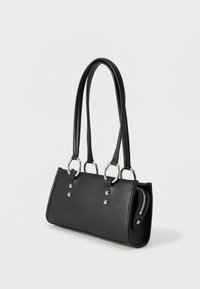 Μαύρη δερμάτινη τσάντα ώμου με διπλούς ιμάντες που συνδέονται με ασημένιους κρίκους και πλευρική τσέπη με φερμουάρ.