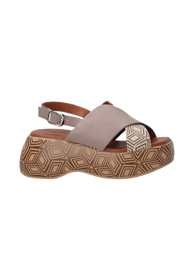 Hellbraune Leder-Sandale mit einem Kreuzband-Design, verstellbarem Knöchelriemen und einer geometrisch gemusterten Plateausohle in Beige und Creme.
