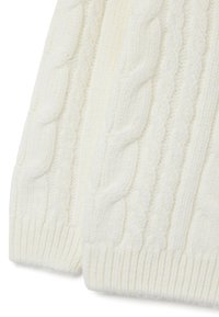 Zopfstrick- cremefarbener Pulloverstoff mit gerippten Bündchen, der eine weiche Textur und auffällige verdrillte Muster aufweist.